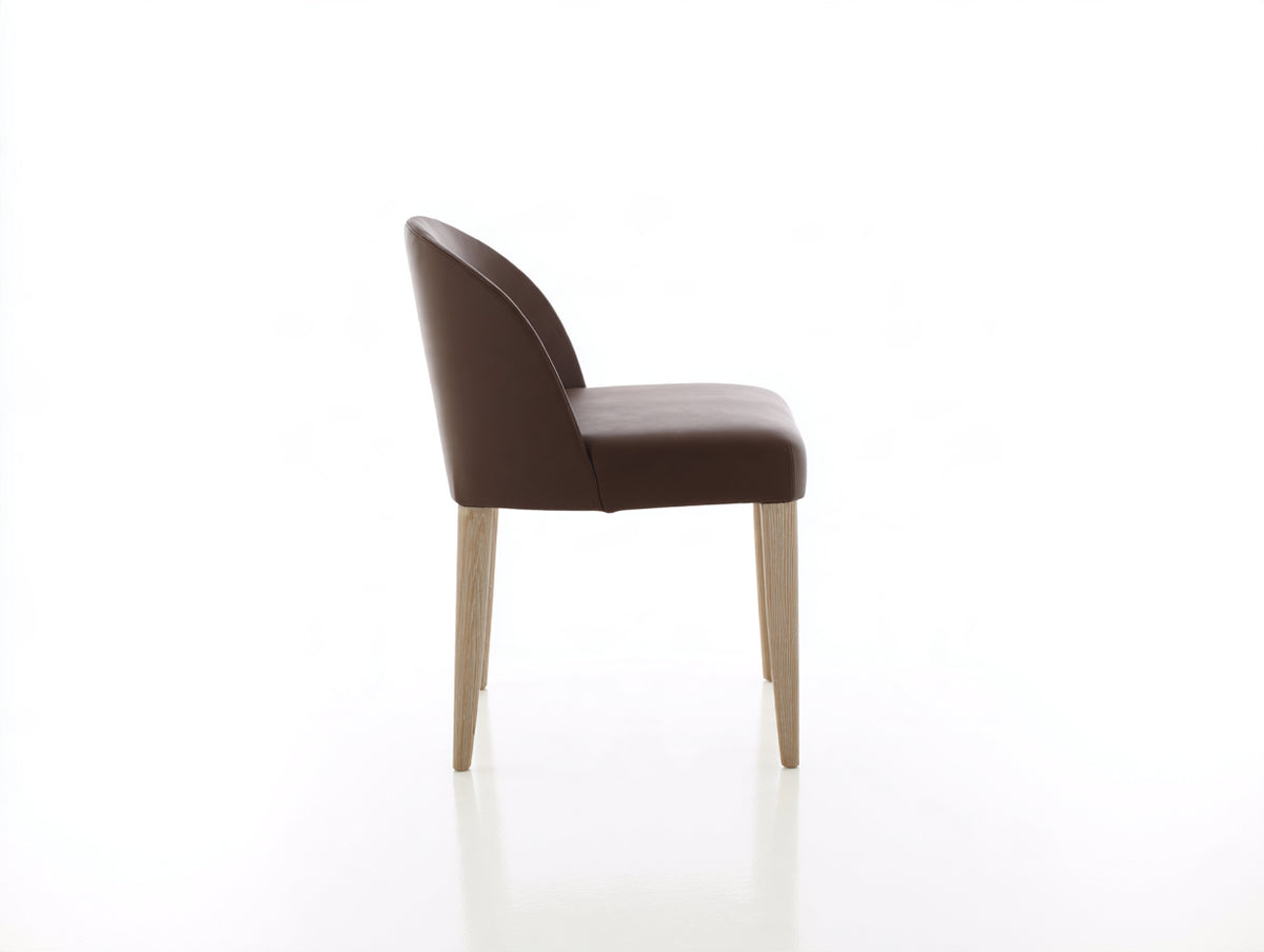 Silla de comedor tapizada de piel sintética 55x60x85 cm marrón diseño moderno con patas de madera