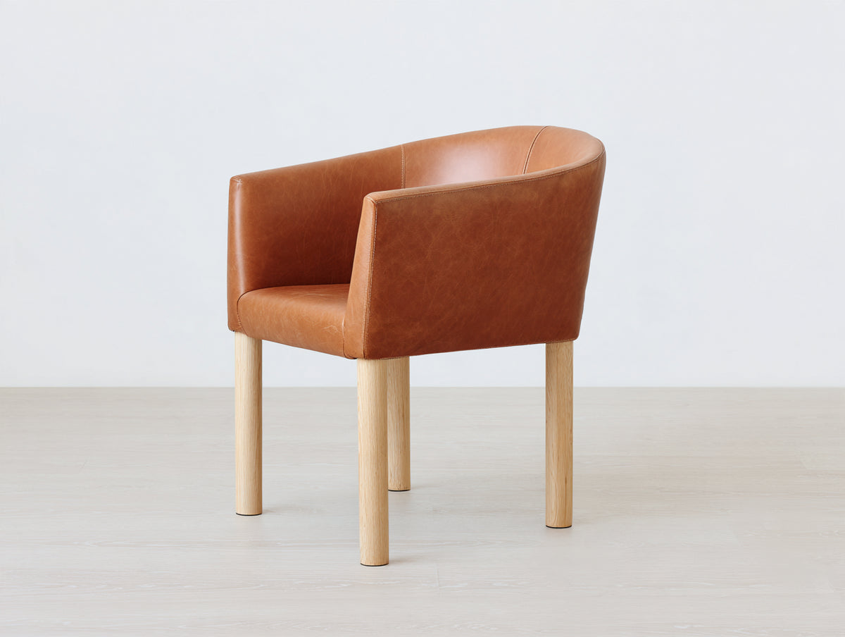 Silla de comedor tapizada de piel sintética 60x65x80 cm marrón diseño moderno con patas de madera